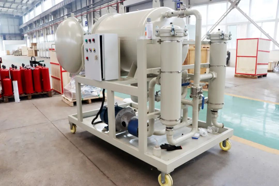 What if there is water in the oil? With coalescing dewatering oil filter